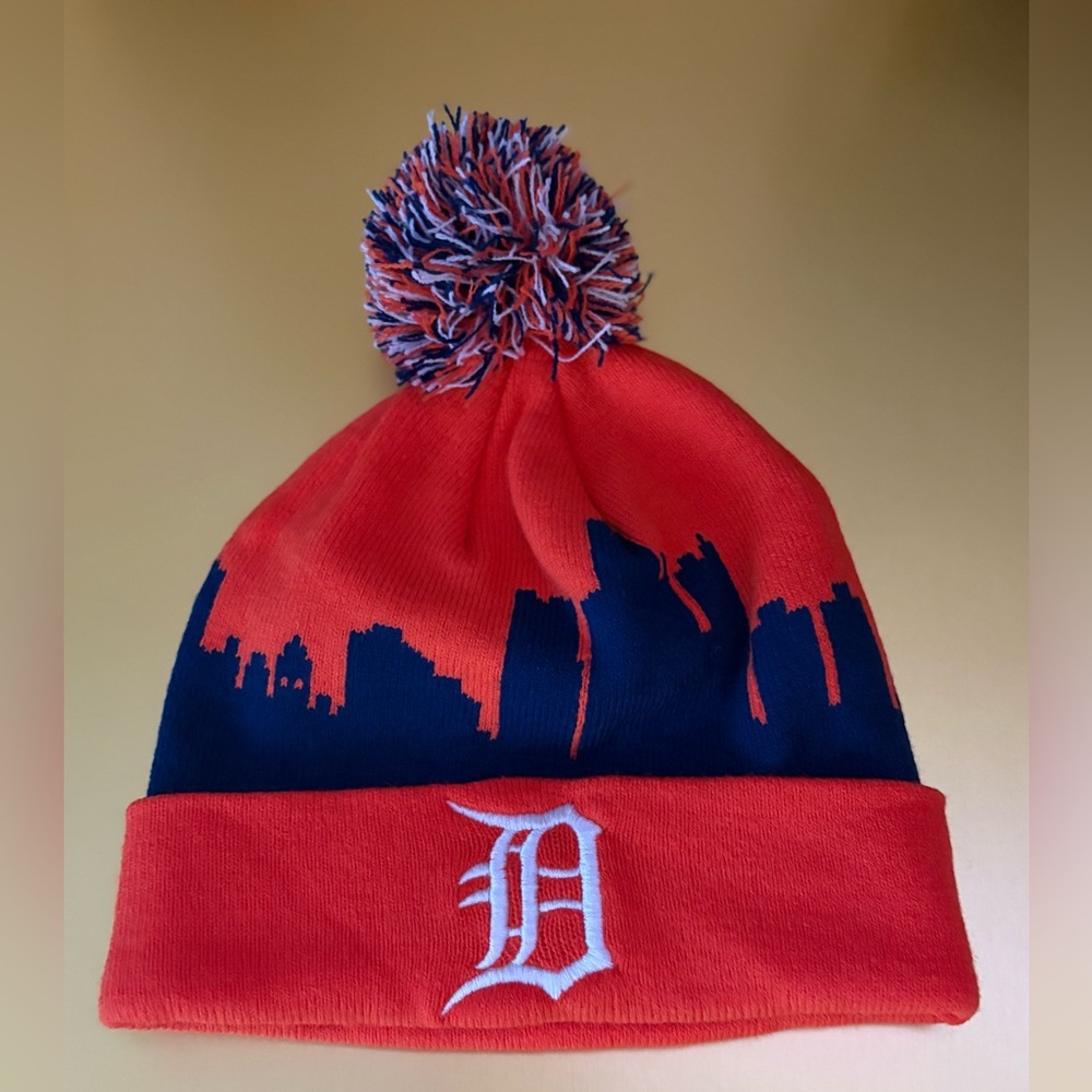 Youth/adult OS Detroit Tigers winter beanie hat with Pom, D symbol & cityscape